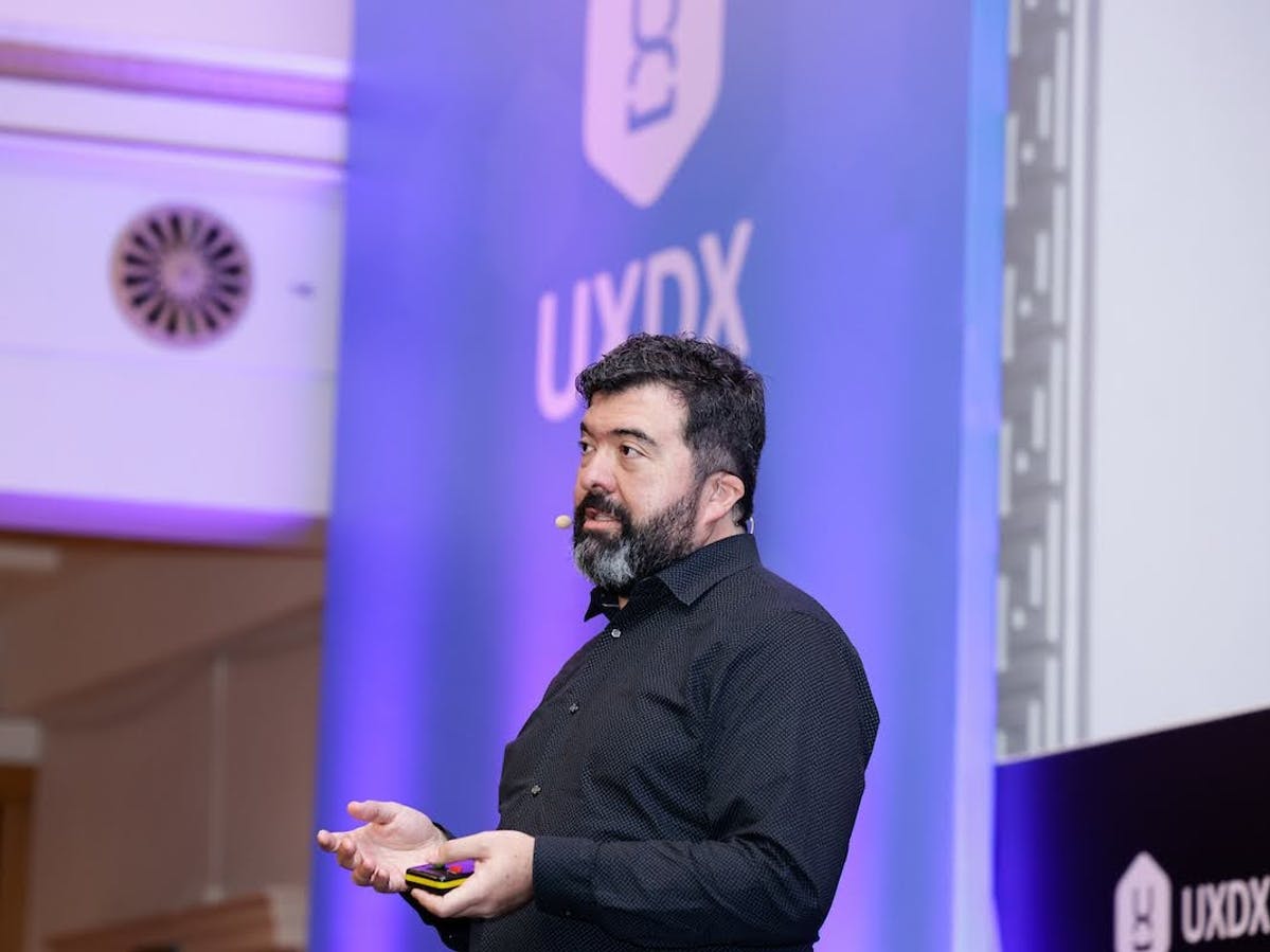 Ricardo giving a talk at UXDX